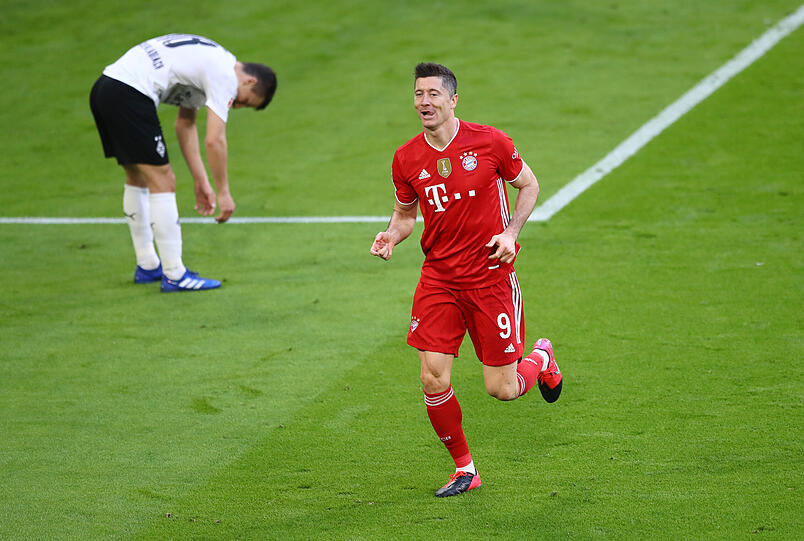 37. Saisontor: Die Bayern feiern gegen Gladbach die Meisterschaft und Lewandowski bejubelt in der 2. Minute sein erstes Tor in diesem Spiel.