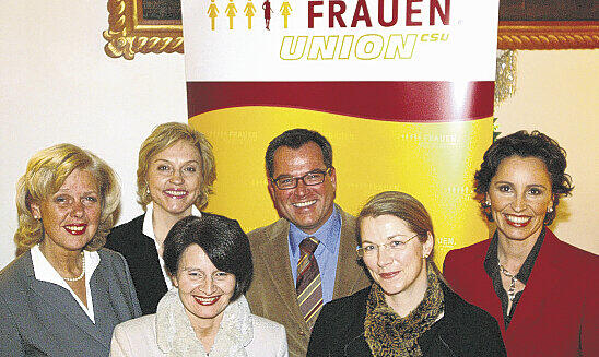 Gruppenbild mit Seppi: Elisabeth Schmucker, Beate Merk, Marion Schick (v. li.), Seppi Schmid, Christine Bortenlänger und Christine Haderthauer.