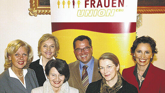 Gruppenbild mit Seppi: Elisabeth Schmucker, Beate Merk, Marion Schick (v. li.), Seppi Schmid, Christine Bortenlänger und Christine Haderthauer. Gruppenbild mit Seppi: Elisabeth Schmucker, Beate Merk, Marion Schick (v. li.), Seppi Schmid, Christine Bortenlänger und Christine Haderthauer.