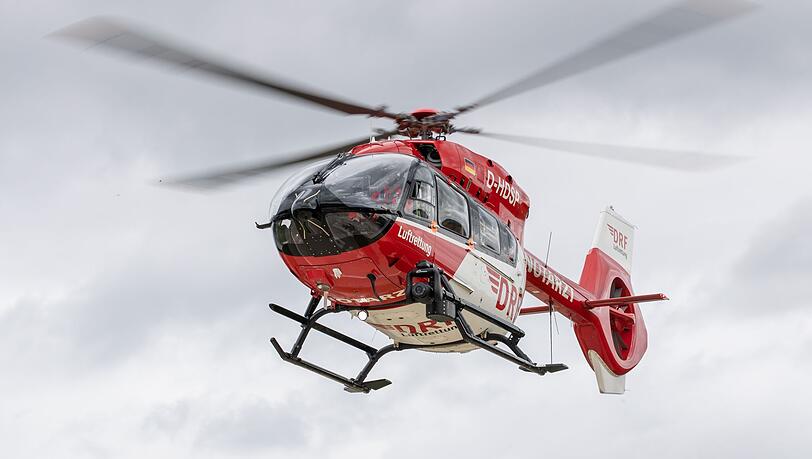 Ein Rettungshubschrauber bringt das Kind in eine Klinik. (Symbolbild)
