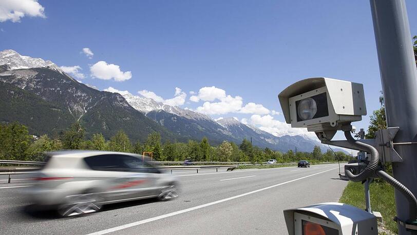 Zu schnell unterwegs? Eine Blitz-Anlage an der Inntalautobahn in Fahrtrichtung Kufstein kurz vor Innsbruck. Wer in &Ouml;sterreich zu schnell f&auml;hrt, verliert nicht nur den F&uuml;hrerschein, sondern auch sein Fahrzeug.