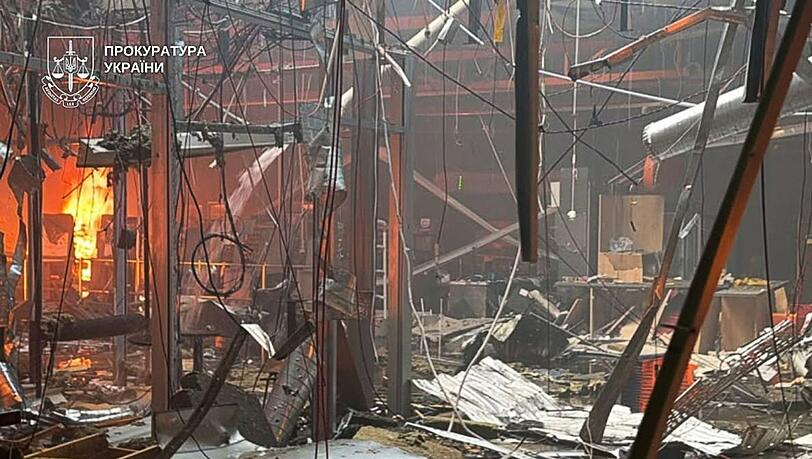 Russland griff das Einkaufszentrum nach ukrainischen Angaben in zwei Wellen an. Russland griff das Einkaufszentrum nach ukrainischen Angaben in zwei Wellen an.