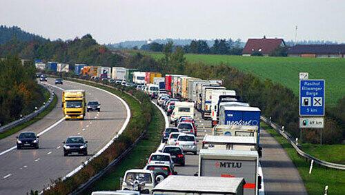 Ein gewohntes Bild aus deutschen Autobahnen Ein gewohntes Bild aus deutschen Autobahnen