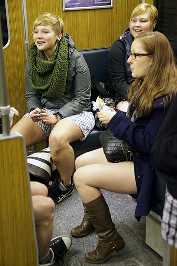 So macht U-Bahn fahren Spaß. Die Bilder vom Unterhosen-Flashmob in München.