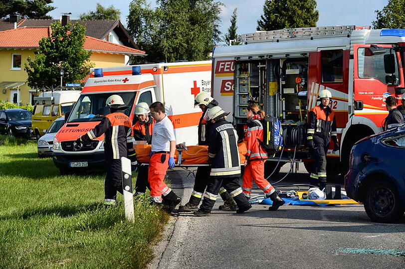 Unfall mit Folgen: Ein 18-Jähriger kam mit seinem Auto von der Straße ab und überschlug sich mehrere Male.