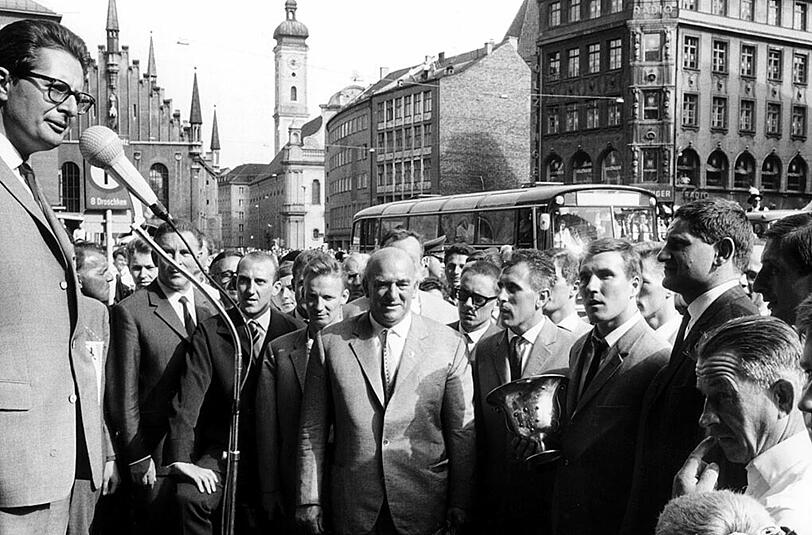 DFB-Pokalsieger München 1860: Oberbürgermeister Dr. Hans Jochen Vogel (l) begrüßt die Spieler auf dem Marienplatz. Zu sehen sind (v.l.): Peter Grosser, Berti Kraus, Löwen-Präsident Adalbert Wetzel Hans Auernhammer, Rudi Brunnenmeier, Petar Radenkovic und Otto Luttrop.