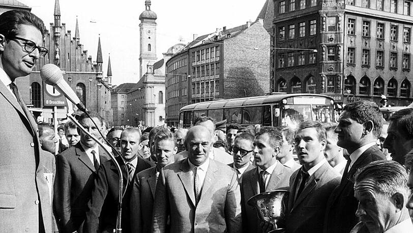 DFB-Pokalsieger München 1860: Oberbürgermeister Dr. Hans Jochen Vogel (l) begrüßt die Spieler auf dem Marienplatz. Zu sehen sind (v.l.): Peter Grosser, Berti Kraus, Löwen-Präsident Adalbert Wetzel Hans Auernhammer, Rudi Brunnenmeier, Petar Radenkovic und Otto Luttrop. DFB-Pokalsieger München 1860: Oberbürgermeister Dr. Hans Jochen Vogel (l) begrüßt die Spieler auf dem Marienplatz. Zu sehen sind (v.l.): Peter Grosser, Berti Kraus, Löwen-Präsident Adalbert Wetzel Hans Auernhammer, Rudi Brunnenmeier, Petar Radenkovic und Otto Luttrop.