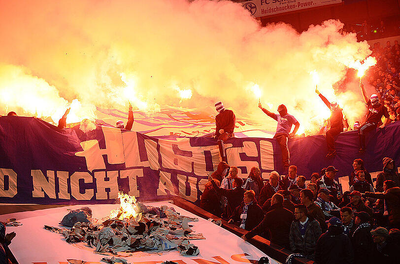 Schalker Anhänger zünden Pyrotechnik auf der Tribüne ab. Jetzt muss ein 25-Jähriger Fan für 18 Monate ins Gefängnis.