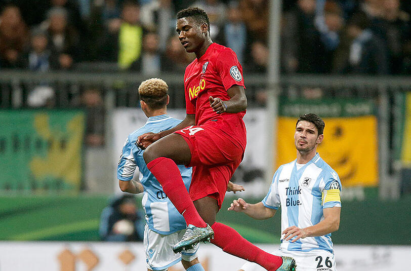 Peniel Mlapa im Trikot des VfL Bochum gegen den TSV 1860 mit Christpoher Schindler und Daynlon Claasen.