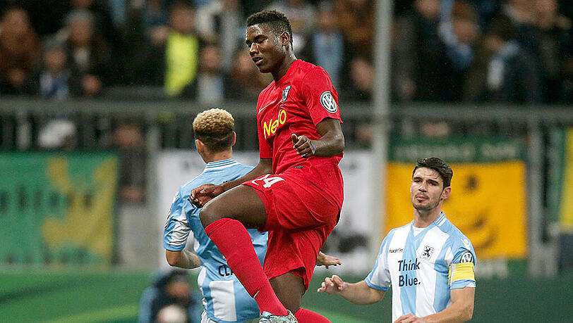 Peniel Mlapa im Trikot des VfL Bochum gegen den TSV 1860 mit Christpoher Schindler und Daynlon Claasen. Peniel Mlapa im Trikot des VfL Bochum gegen den TSV 1860 mit Christpoher Schindler und Daynlon Claasen.