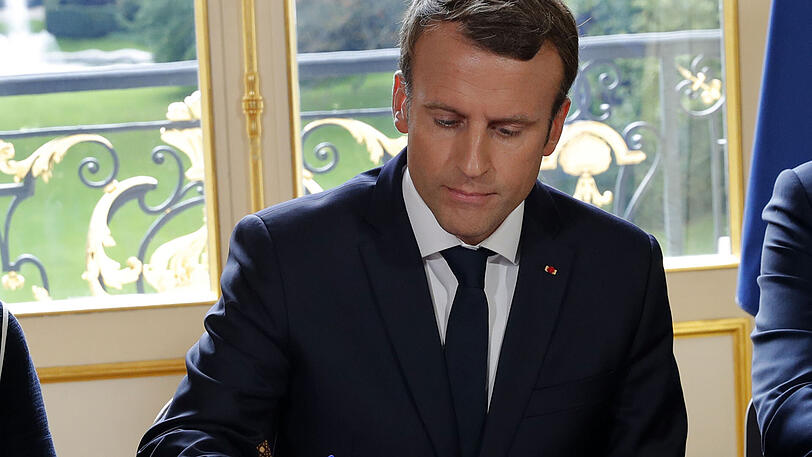 Frankreichs Präsident Emmanuel Macron unterzeichnet am Freitag in Paris die Verordnungen für seine Arbeitsmarktreform.