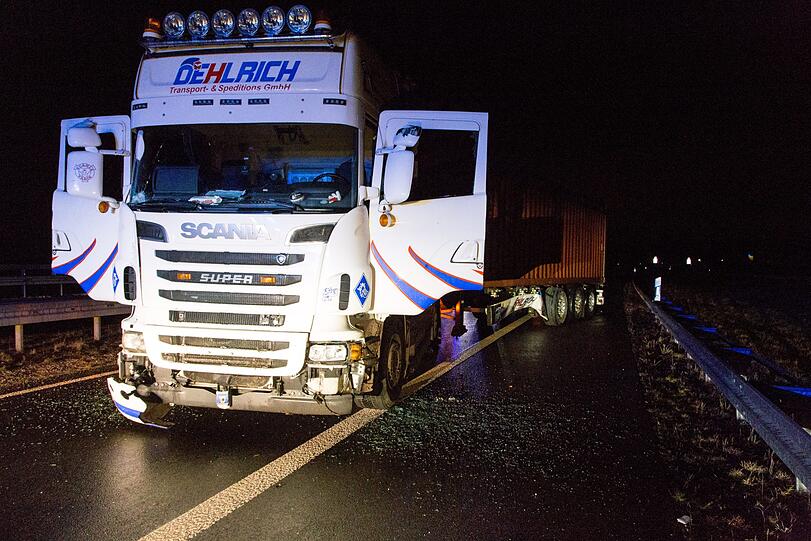 Am Dienstagabend startete ein 26-Tonner eine Amokfahrt und hinterließ eine Spur der Verwüstung. Die Hintergründe sind noch unklar.