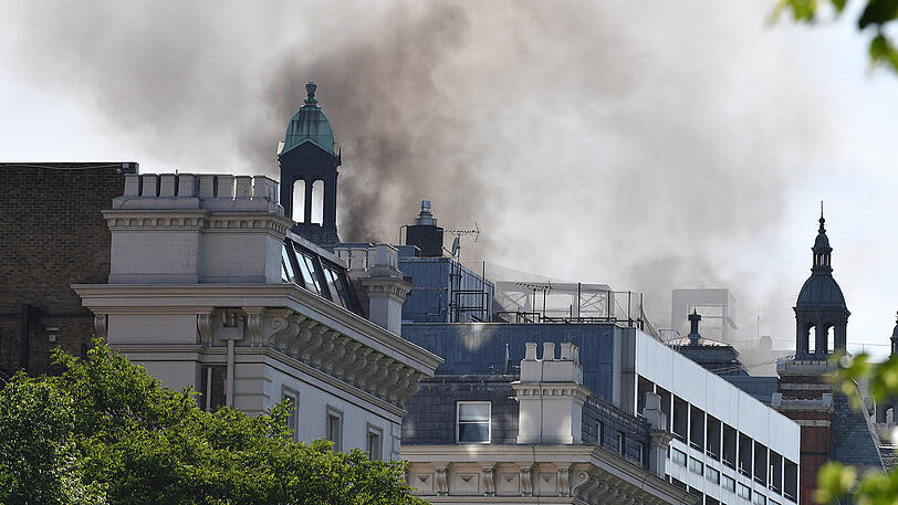 Im Londoner Stadtteil Knightsbridge steigt über den Dächern Rauch auf. Der Feuerwehr zufolge brennt ein zwölfstöckiges Hotel.