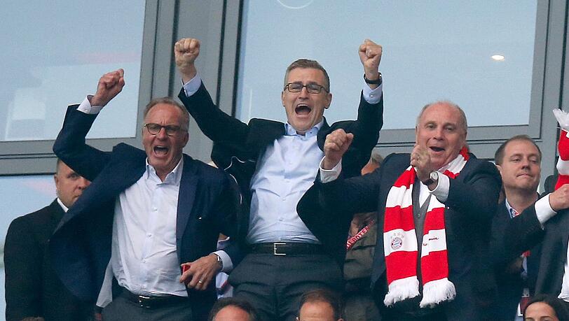 Dürfen sich über einen neuen Umsatz-Rekord freuen: Die Bayern-Bosse Karl-Heinz Rummenigge, Jan-Christian Dreesen und Uli Hoeneß (v.l.) Dürfen sich über einen neuen Umsatz-Rekord freuen: Die Bayern-Bosse Karl-Heinz Rummenigge, Jan-Christian Dreesen und Uli Hoeneß (v.l.)