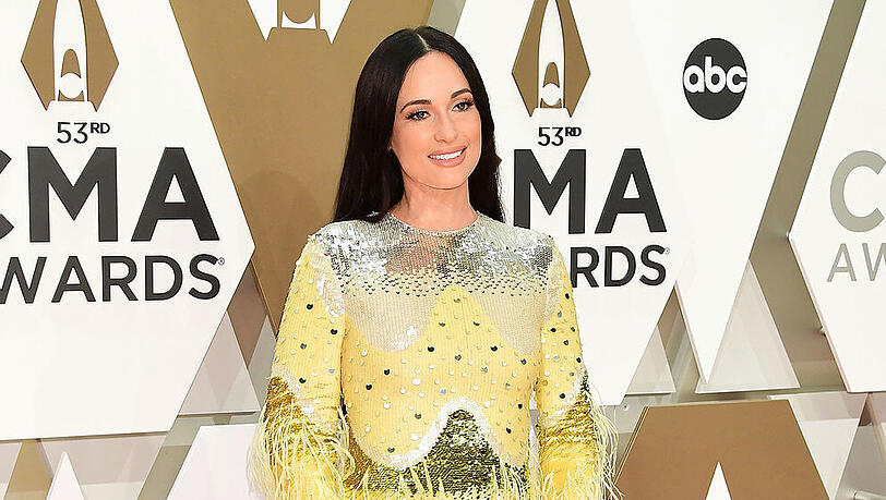 Kacey Musgraves setzte auf ein funkelndes Federkleid Kacey Musgraves setzte auf ein funkelndes Federkleid