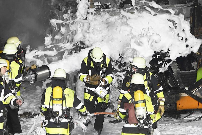 Brennender Reisebus am Mittleren Ring in Giesing: Die Feuerwehr ist mit einem Großaufgebot im Einsatz.