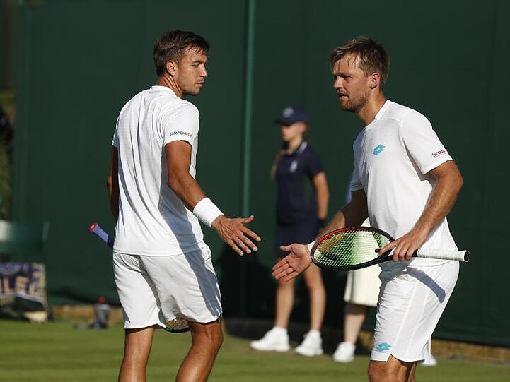 Müssen in Wimbledon bereits wieder abreisen: Kevin Krawietz (r) und Andreas Mies.