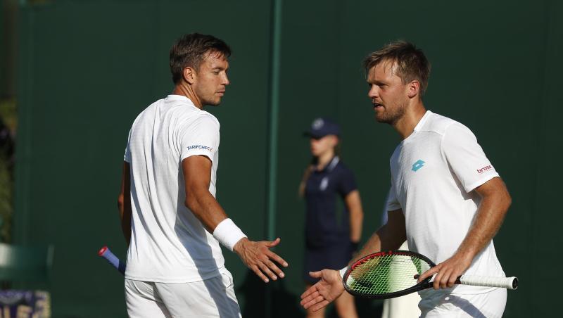 Müssen in Wimbledon bereits wieder abreisen: Kevin Krawietz (r) und Andreas Mies. Müssen in Wimbledon bereits wieder abreisen: Kevin Krawietz (r) und Andreas Mies.