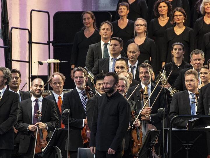 Kirill Petrenko begeistert mit den Berliner Philharmonikern auch am Brandenburger Tor.