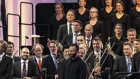 Kirill Petrenko begeistert mit den Berliner Philharmonikern auch am Brandenburger Tor.