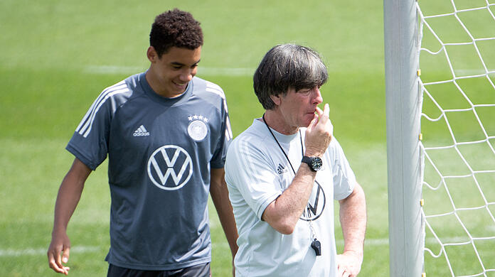 Haben Spaß zusammen: Jamal Musiala (l) und Bundestrainer Joachim Löw.