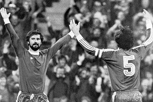 Ein gewohntes Bild in den siebziger Jahren: Gerd Mülle (l. neben Franz Beckenbauer) jubelt