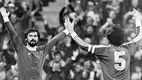 Ein gewohntes Bild in den siebziger Jahren: Gerd Mülle (l. neben Franz Beckenbauer) jubelt Ein gewohntes Bild in den siebziger Jahren: Gerd Mülle (l. neben Franz Beckenbauer) jubelt