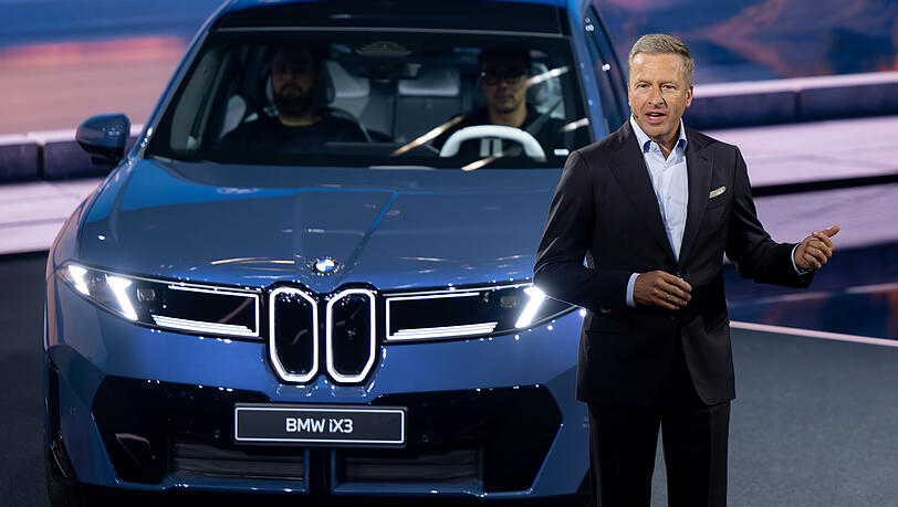 Oliver Zipse, Vorstandschef BMW, präsentiert den BMW iX3 bei der Weltpremiere vor Beginn der Internationalen Automobil-Ausstellung (IAA Mobility) als erstes Modell der Neuen Klasse von BMW.