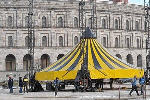 Das Flic Flac-Zelt wird am Nürnberger Volksfestplatz aufgebaut.