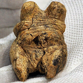 ÄLTESTE FIGÜRLICHE DARSTELLUNG:
Im September 2008 wurde in einer Höhle bei Ulm eine aus Mammut-Elfenbein geschnitzte Frauen-Figur entdeckt: die "Venus vom Hohlen Fels". Sie ist fast 35.000 Jahre alt und damit die älteste figürliche Darstellung, die je gefunden wurde.