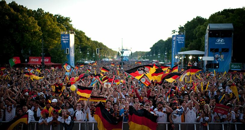 Public Viewing in Deutschland: Die Fans jubeln in Schwarz-Rot-Gold.