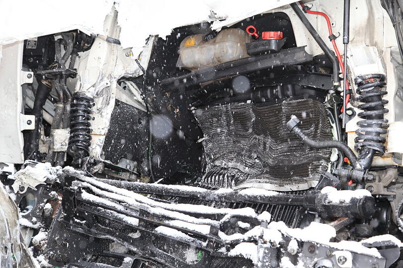 Auf der A8 rutscht ein Lkw am Dienstag auf das vorausfahrende Fahrzeug. Wegen Schneeglätte kam er nicht mehr rechtzeitig zum Stehen. Die zwei Fahrer werden verletzt.