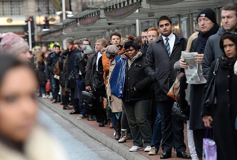 Vergitterte U-Bahnhöfe, Schlangestehen für den Bus, überfüllte Gehsteige: Weil die U-Bahn in London streikt, steht die Themse-Metropole Kopf. Die Bilder.