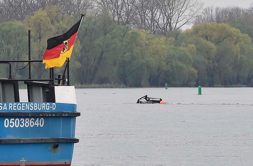 Bilder vom Großeinsatz in Mariaposching an der Donau. Am Dienstag ist hier eine Fähre gesunken &ndash; die Bergungsarbeiten sind aufwendig.