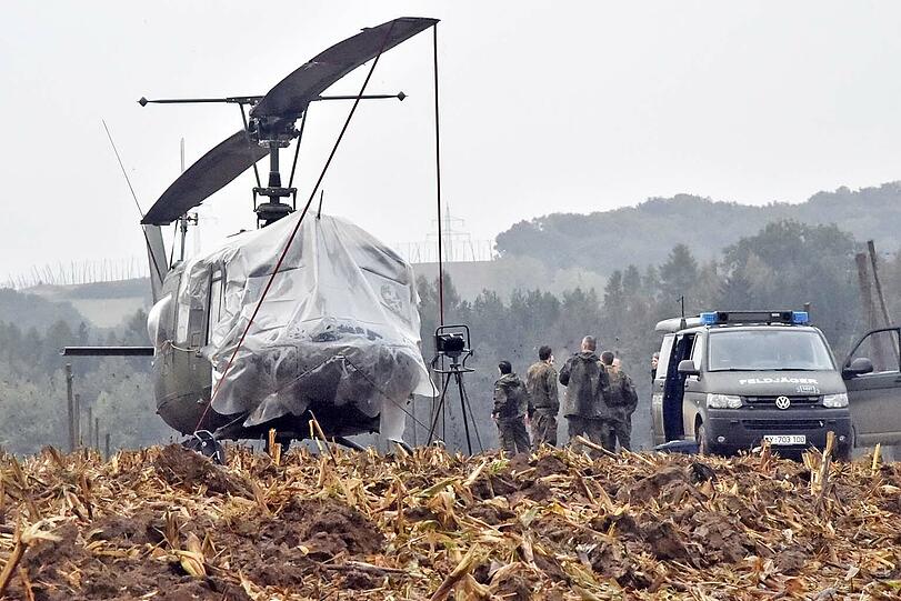 Ein Hubschrauber des Typs Bell durchflog am Dienstag eine sechsadrige Hochspannungsleitung und musste notlanden.