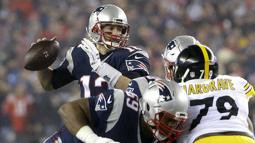 Patriots-Quarterback Tom Brady (links) warf drei Touchdown-Pässe.