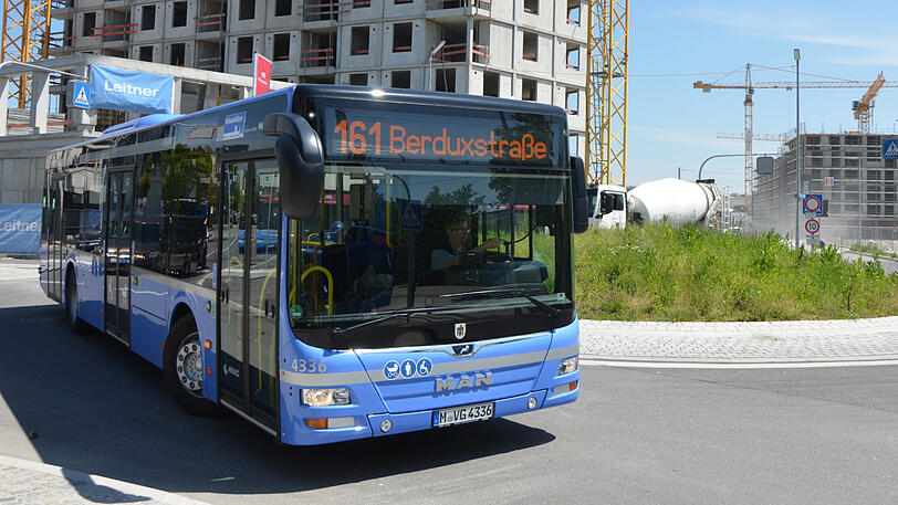 Der neue Bus der Linie 161 fährt durch Pasing.