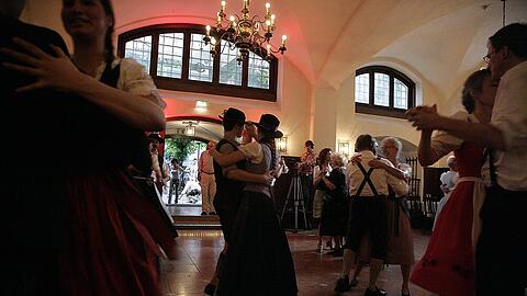 Am freitag wird im Löwenbräukeller wieder getanzt: Schon zum dritten Mal veranstaltet der Festring München den Boarischen Lenz.