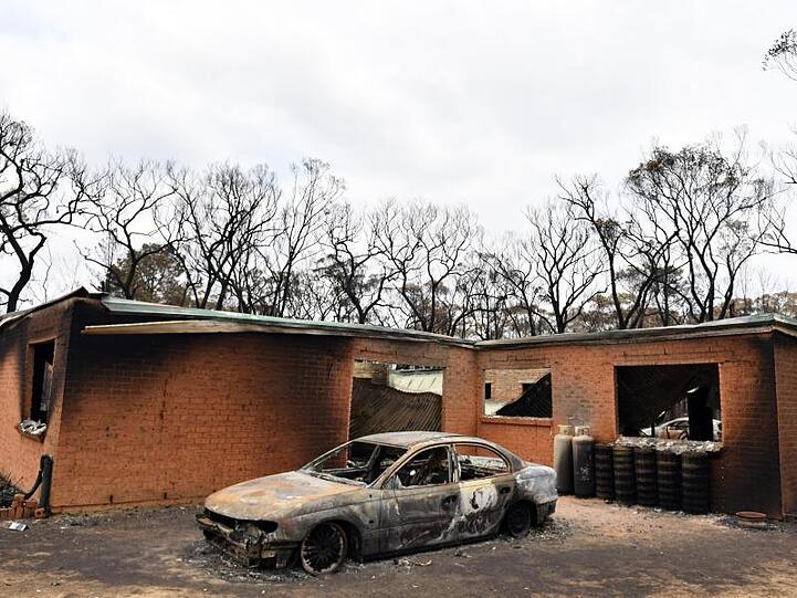 Hier haben sich die Flammen schon alles Brennbare geholt: Ein ausgebranntes Auto in Balmoral, etwa 120 Kilometer südwestlich von Sydney.