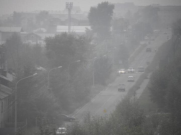 Dichter Rauch steht in den Straßen der ostsibirischen Stadt Tschita. Die Menschen in den betroffenen Gebieten leiden unter den Auswirkungen der Brände und klagen über Kopfschmerzen und Atemnot.