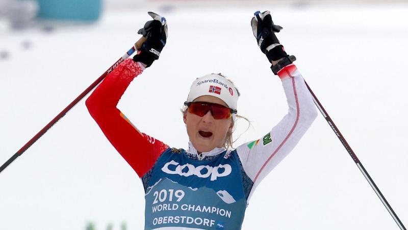 Therese Johaug aus Norwegen jubelt im Ziel über ihren Sieg.