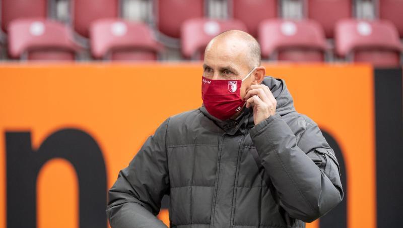 Augsburgs Trainer Heiko Herrlich kommt mit Maske vor Spielbeginn zum Interview. Augsburgs Trainer Heiko Herrlich kommt mit Maske vor Spielbeginn zum Interview.