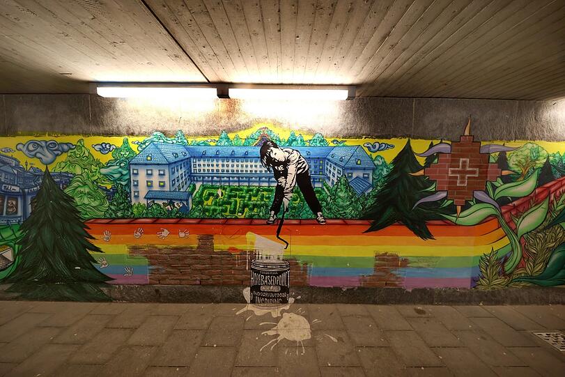 Freiluft-Galerie in der Fußgängerunterführung unterm Ring: "Niwenhaus" von Martin Blumöhr von 2017 ...