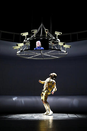 Sartres "Die Fliegen" im Cuvilliéstheater.