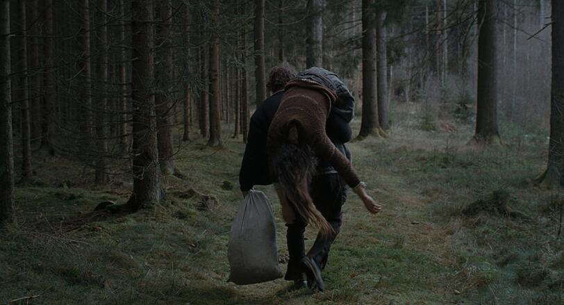 1750, Östereich: die Fau ist schuld, wenn es keine Kinder gibt. Nach einem Zusammenbruch schleppt Ehemann Wolf (David Scheid) die erschöpfte Agnes (Anja Plaschg) durch den Wald nach Hause.
