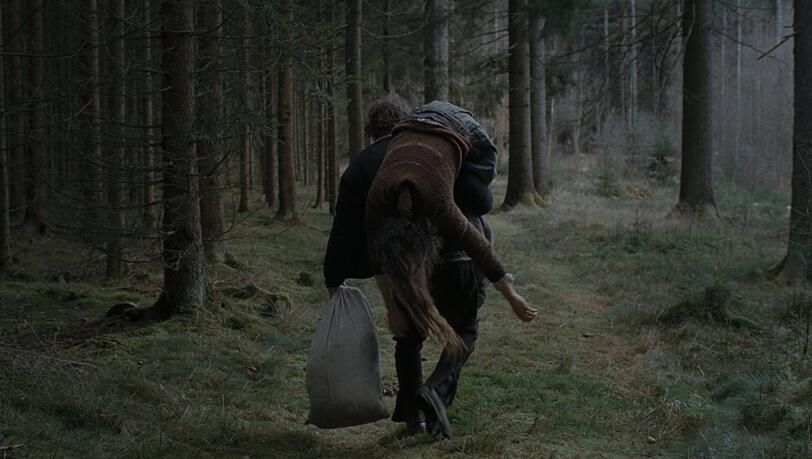 1750, Östereich: die Fau ist schuld, wenn es keine Kinder gibt. Nach einem Zusammenbruch schleppt Ehemann Wolf (David Scheid) die erschöpfte Agnes (Anja Plaschg) durch den Wald nach Hause. 1750, Östereich: die Fau ist schuld, wenn es keine Kinder gibt. Nach einem Zusammenbruch schleppt Ehemann Wolf (David Scheid) die erschöpfte Agnes (Anja Plaschg) durch den Wald nach Hause.