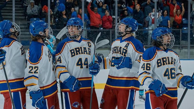 Die Eishockeyspieler aus der Prime-Video-Serie "Off Campus" bekommen bald Konkurrenz von Netflix. Die Eishockeyspieler aus der Prime-Video-Serie "Off Campus" bekommen bald Konkurrenz von Netflix.