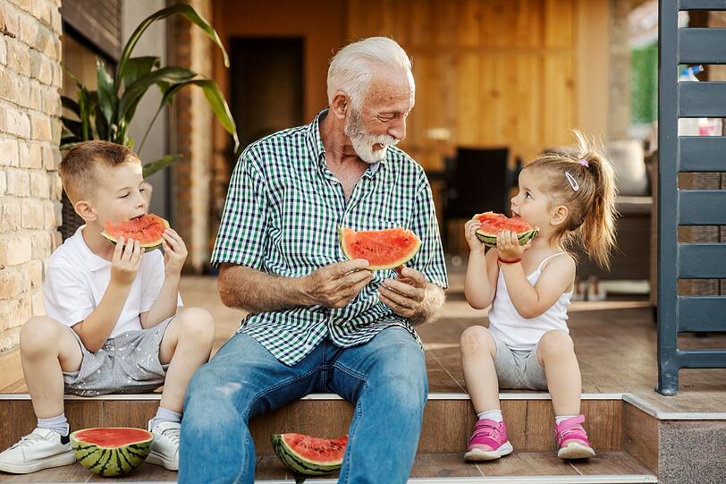 Die Wassermelone ist der perfekte Sommersnack: Mit nur 37 Kilokalorien pro 100 Gramm und rund 90 Prozent Wasser erfrischt sie an heißen Tagen und versorgt den Körper mit Flüssigkeit. Außerdem liefert sie wertvolle Vitamine, Mineralstoffe, Lycopin und L-Citrullin. Das Beste: Auch Schale und Kerne stecken voller Nährstoffe - und lassen sich mit einfachen Ideen sinnvoll weiterverwerten. Die Wassermelone ist der perfekte Sommersnack: Mit nur 37 Kilokalorien pro 100 Gramm und rund 90 Prozent Wasser erfrischt sie an heißen Tagen und versorgt den Körper mit Flüssigkeit. Außerdem liefert sie wertvolle Vitamine, Mineralstoffe, Lycopin und L-Citrullin. Das Beste: Auch Schale und Kerne stecken voller Nährstoffe - und lassen sich mit einfachen Ideen sinnvoll weiterverwerten.