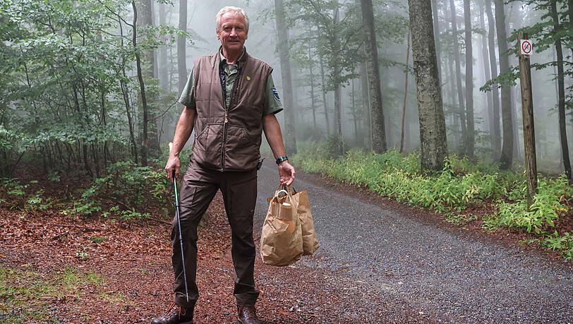 Nationalpark-Ranger Lothar Mies kam von seinem sonntäglichen Rundgang mit zwei gefüllten Tüten Müll vom Lusen zurück. Nationalpark-Ranger Lothar Mies kam von seinem sonntäglichen Rundgang mit zwei gefüllten Tüten Müll vom Lusen zurück.