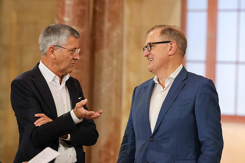 Hainer im Austausch mit Bayerns Vorstandschef Jan-Christian Dreesen (r.). Hainer im Austausch mit Bayerns Vorstandschef Jan-Christian Dreesen (r.).